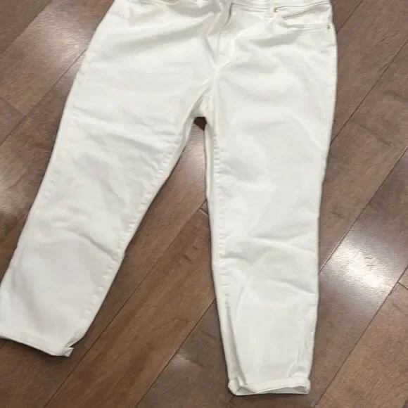 Chico’s So Slimming Girlfriend Crop Jean - Picture 4 of 7